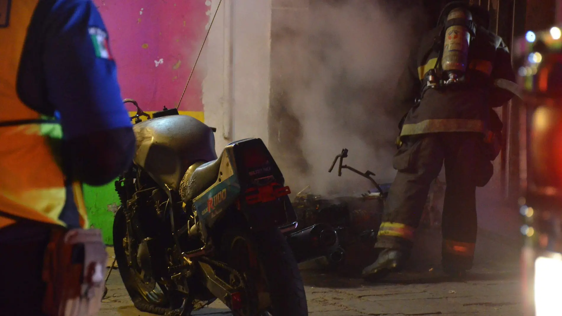 11 OCT. Un bombero apaga una de las)